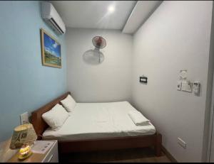 Giường trong phòng chung tại Nhà nghỉ giá rẻ hội an