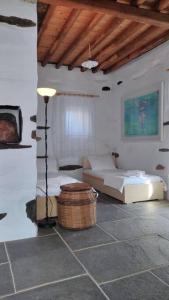 sala de estar con sofá y mesa en Fyrou- Serenity / Idyllic Traditional Experience, en Artemonas