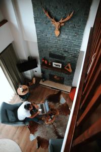 vistas panorámicas a una sala de estar con chimenea en Abant Cozy Homes, en Bolu
