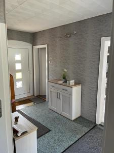 ein leeres Zimmer mit einer Theke in der Mitte eines Zimmers in der Unterkunft Ferienhaus Bockswiese in Goslar