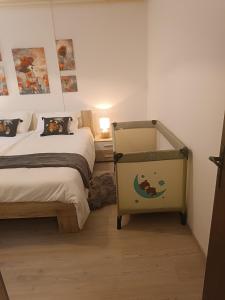 1 dormitorio con 2 camas y mesa con mesita de noche en Apartma Xanadu, en Slovenske Konjice