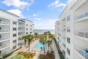 uma vista para a piscina e para o oceano a partir da varanda de um edifício em Palm Beach D45 em Gulf Shores
