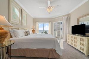 um quarto com uma cama e uma televisão de ecrã plano em Palm Beach D45 em Gulf Shores