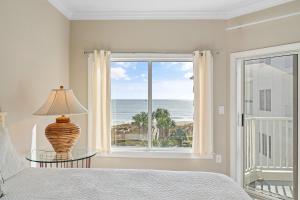 um quarto com uma janela com vista para o oceano em Palm Beach D45 em Gulf Shores