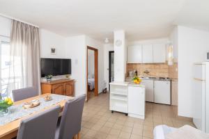 Kuchyň nebo kuchyňský kout v ubytování Vista Blue Apartments + 39 fotografií