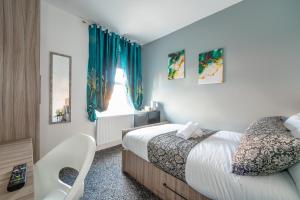 - une chambre avec un lit et une fenêtre avec des rideaux bleus dans l'établissement *Rb12s* For your most relaxed & Cosy stay + Free Parking + Free Fast WiFi *, à Headingley