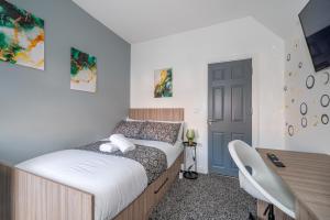 - une petite chambre avec un lit et un bureau dans l'établissement *Rb12s* For your most relaxed & Cosy stay + Free Parking + Free Fast WiFi *, à Headingley