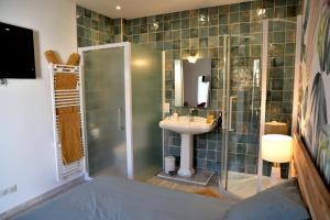a bathroom with a sink and a shower with a sink at Magnifique Studio avec terrasse et accès piscine in Clam