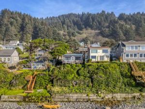 - une vue aérienne des maisons sur une colline dans l'établissement Salal Bluff, à Lincoln City