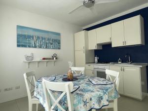 a kitchen with a table and chairs in a kitchen at Casa Morandi SPIAGGIA in San Vincenzo