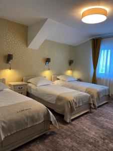 Postel nebo postele na pokoji v ubytování Hotel Coroana + 37 fotografií