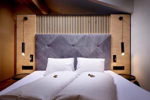 ein Schlafzimmer mit einem großen weißen Bett mit zwei Kissen in der Unterkunft Panorama Samnaun in Samnaun