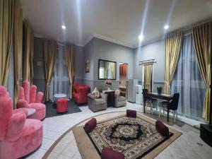sala de estar con muebles de color rosa y piano en Villa Kota Bunga EE3-15, en Cikundul