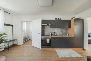 una cocina con electrodomésticos en blanco y negro en una habitación en City Lodge Vienna, en Viena
