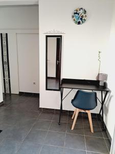 um piano preto e uma cadeira azul numa sala em Hello Appart sur Rémire-Montjoly em Bourda
