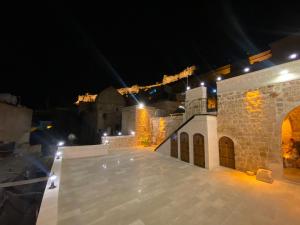 Blick auf ein Gebäude in der Nacht mit Lichtern in der Unterkunft ARTUKHAN BUTİK HOTEL in Mardin