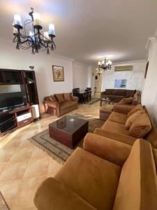 sala de estar amplia con sofás y TV en Sidi bishr sea view, en Alejandría