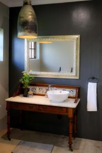 uma casa de banho com um lavatório e um espelho em 41 South B em Mtunzini