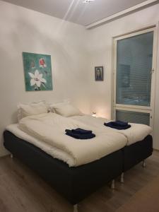 um quarto com uma cama com duas toalhas em Arctic Apartment with own Sauna em Rovaniemi