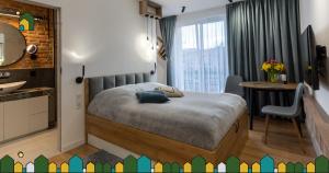 1 dormitorio con cama, escritorio y mesa en mN apartments home - Wieliczka Town, en Wieliczka