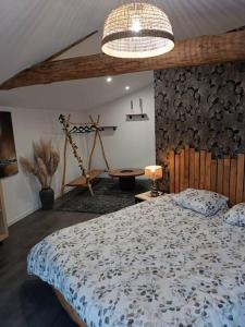 Кровать или кровати в номере Maison authentique au pieds du vignoble de 135m2 6 personnes