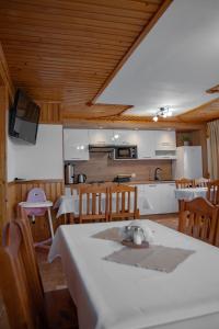 eine Küche und ein Esszimmer mit einem Tisch und Stühlen in der Unterkunft Pokoje Gościnne Bożena Dunajczan in Brzegi
