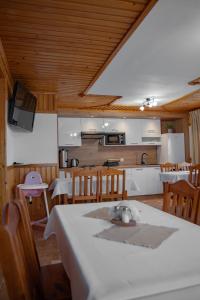 a kitchen and dining room with a table and chairs at Pokoje Gościnne Bożena Dunajczan in Brzegi