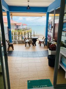 einen Balkon mit Meerblick in der Unterkunft บ้านพักการ์ฟิลด์ ซีวิว เกาะล้าน in Ko Larn