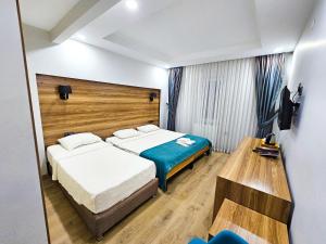 Sapanca Resort Hotel في ساكاريا: غرفه فندقيه سريرين وتلفزيون