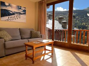a living room with a couch and a table at Wuau! Apartamentos Solana de Ransol in Ransol