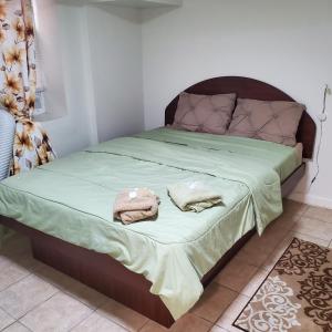 sypialnia z łóżkiem z dwoma ręcznikami w obiekcie STUDIO and ONE BEDROOM APARTMENTS w mieście Bronx