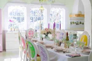 een eetkamer met een tafel met bloemen en kaarsen bij VILLA TOJI luxury private - Adults only in Bracciano