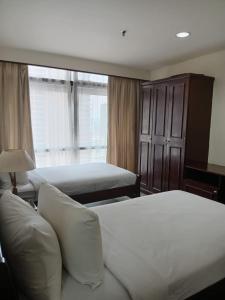 Un pat sau paturi într-o cameră la Bunga Suite at Times Square