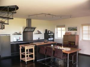 eine Küche mit einem Holztisch und einer Arbeitsplatte in der Unterkunft Ferienhaus Sonnenpier in Putbus