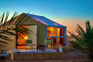 une petite maison au milieu du désert dans l'établissement Sky View Camp, à Merzouga