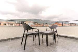 2 sillas y una mesa en el balcón en Olea Suites Gemlik en Gemlik