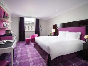 Postel nebo postele na pokoji v ubytování Sofitel London St James