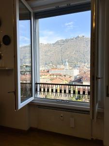 ein Fenster mit Stadtblick in der Unterkunft Como view apartment in Como