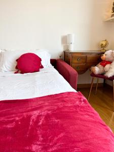 een slaapkamer met een groot bed met 2 teddyberen erop bij Como view apartment in Como