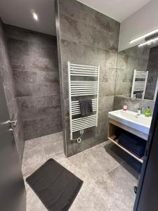 W łazience znajduje się umywalka i lustro. w obiekcie Appartement Kramerhaus w mieście Hollersbach im Pinzgau