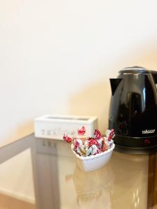 uma cafeteira e uma tigela de comida numa mesa em Como view apartment em Como