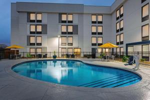 a large swimming pool in front of a building at Hampton Inn Kansas City - Airport in Kansas City