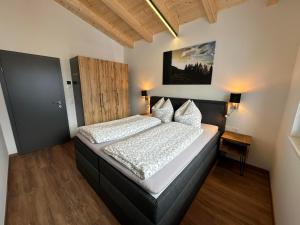 ein Schlafzimmer mit einem großen Bett in einem Zimmer in der Unterkunft Appartement Kramerhaus in Hollersbach im Pinzgau