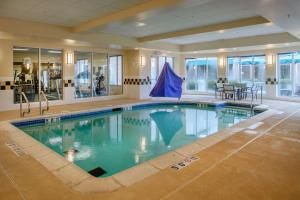 - une grande piscine dans une chambre d'hôtel dans l'établissement Hilton Garden Inn St. Louis/O'Fallon, à O'Fallon