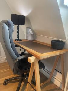 escritorio de madera con silla y lámpara en La Bretonnerie *T2*, en Orléans