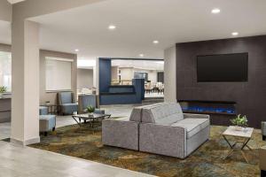 a lobby with a couch and a fire place at La Quinta by Wyndham Round Rock North in Round Rock