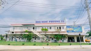 un gran edificio blanco con un cartel. en Phương Tú Hostel en Xuyên Mộc