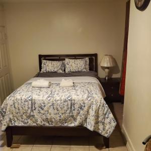 sypialnia z łóżkiem z dwoma ręcznikami w obiekcie STUDIO and ONE BEDROOM APARTMENTS w mieście Bronx