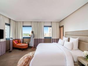 Mövenpick Hotel Abidjan客房内的一张或多张床位