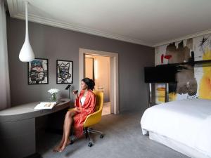 Mövenpick Hotel Abidjan客房内的一张或多张床位